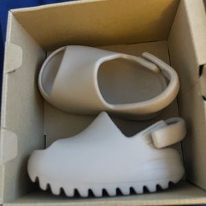New never worn Yeezy Slides 5c